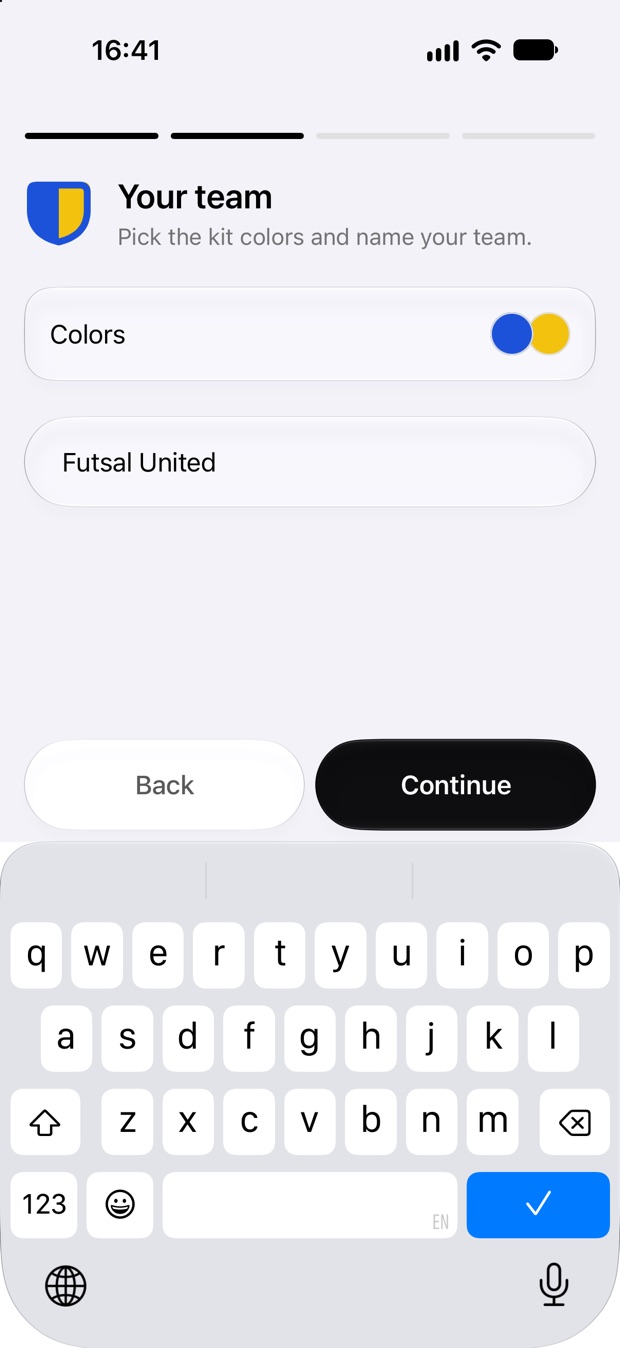 De stap Je team met de naam Futsal United ingevuld en een blauw-geel embleem.