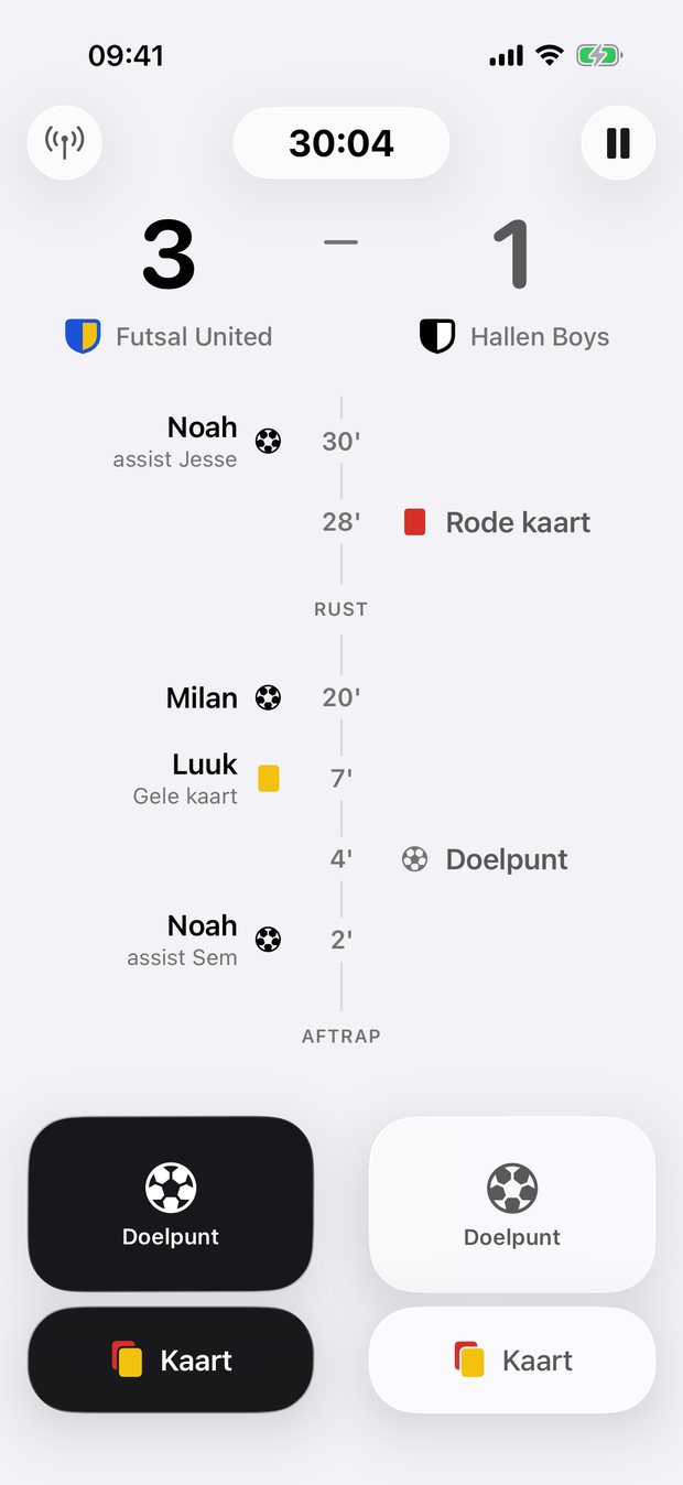 Het wedstrijdscherm van Pingel: Futsal United 3, Hallen Boys 1, de klok op 30:04 en een tijdlijn met elk doelpunt en elke kaart.